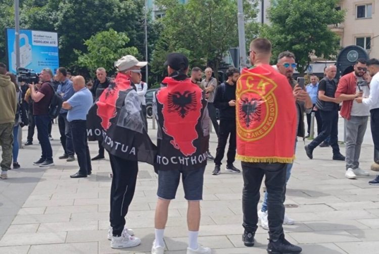 Në veri protestojnë serbët, në jug të Mitrovicës mblidhen shqiptarët