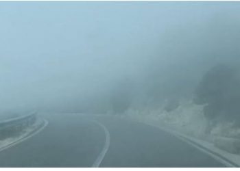 Kujdes kur kaloni me makinë në Llogara, ka mjegull