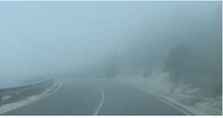 Kujdes kur kaloni me makinë në Llogara, ka mjegull