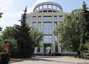 Akuzohet për spiunazh, Gjykata e Moskës lë në burg gazetarin amerikan