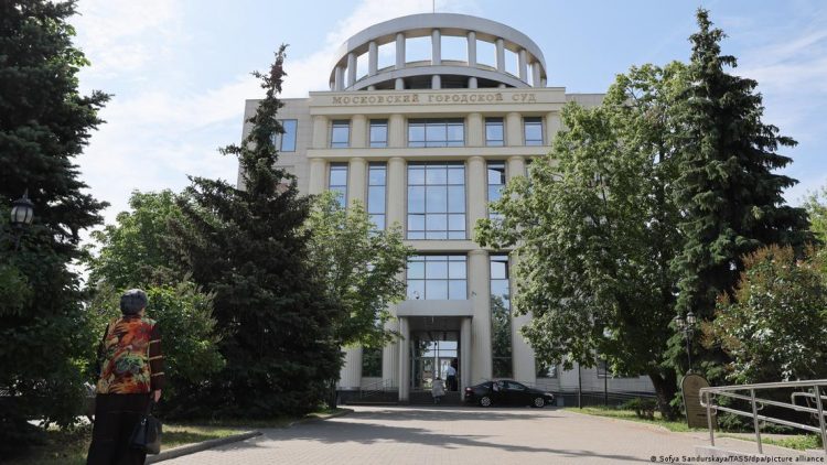 Akuzohet për spiunazh, Gjykata e Moskës lë në burg gazetarin amerikan