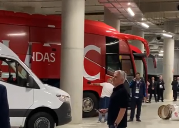 VIDEO/ Mourinho ‘sulmon’ arbitrin pas finales: Je një fatkeqësi…