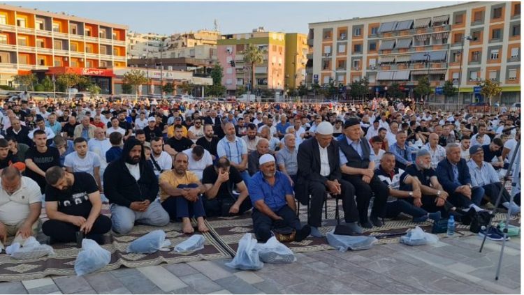 Besimtarët myslimanë falën namazi ne sheshet dhe xhamitë e qyteteve