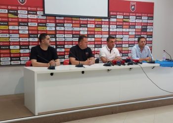 Prezantohet trajneri i ri i ekipit të Elbasanit, Nevil Dede