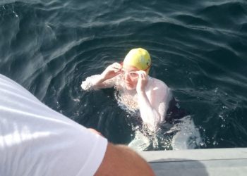 Prej 27 orësh në det të hapur, Eva Buzo shfaq problemet e para gjatë notimit