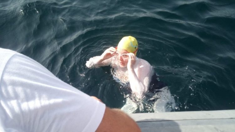 Prej 27 orësh në det të hapur, Eva Buzo shfaq problemet e para gjatë notimit