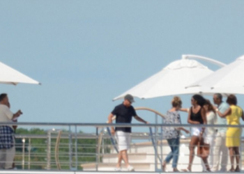 Barack dhe Michelle Obama priten nga Tom Hanks në ishullin grek