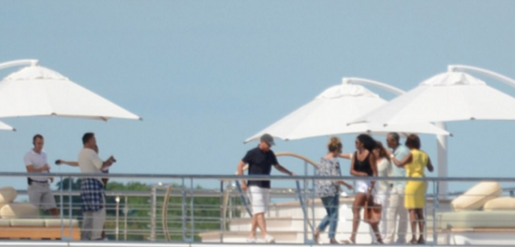 Barack dhe Michelle Obama priten nga Tom Hanks në ishullin grek