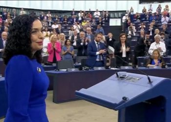 Mbajti fjalim në PE, eurodeputetët ngrihen në këmbë dhe nderojnë Osmanin
