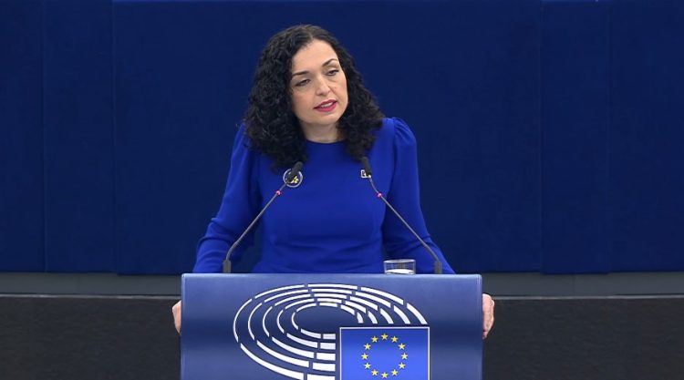 “Shtëpia s’mbahet pa miq”, Osmani e nis fjalimin para PE-së me fjalët e Rugovës