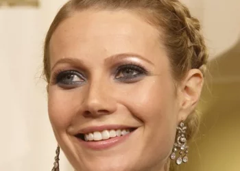 Mahnit vajza e Gwyneth Paltrow, Apple Martin vesh fustanin që e ëma e saj kishte në Oscars 2002