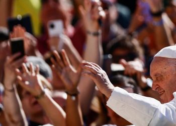 Papa Françesku po merr veten pas operacionit