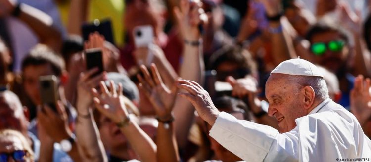 Papa Françesku po merr veten pas operacionit