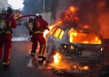 Protesta të dhunshme në periferi të Parisit, pas vrasjes së adoleshentit nga policia