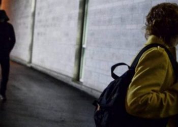 Përndiqte një shtetase, arrestohet 27-vjeçarja