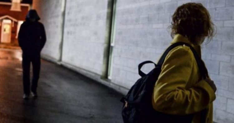 Përndiqte një shtetase, arrestohet 27-vjeçarja