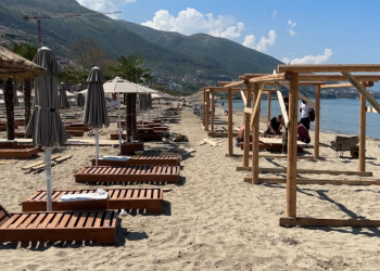 Plazhet e Vlorës/ Vendosen çadrat, por jo rojet bregdetare