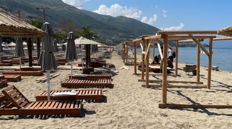Plazhet e Vlorës/ Vendosen çadrat, por jo rojet bregdetare