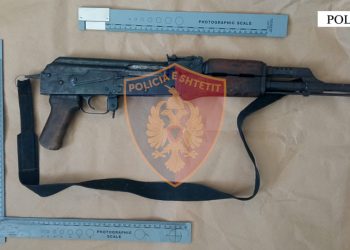 Qëlloi me automatik në Poliçan, përfundon në pranga 36-vjeçari