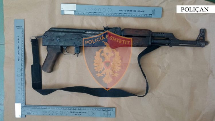 Qëlloi me automatik në Poliçan, përfundon në pranga 36-vjeçari