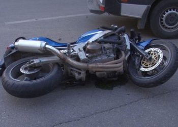 Motori i policisë përplaset me makinën në Fier, lëndohet efektivi