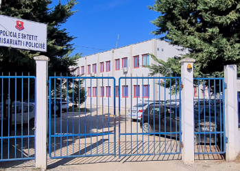 Rrogozhinë/ Makina përplas dy fëmijë, shoferi largohet dhe më pas vetëdorëzohet