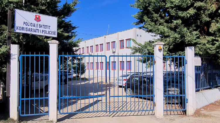 Rrogozhinë/ Makina përplas dy fëmijë, shoferi largohet dhe më pas vetëdorëzohet