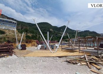 Po ndërtonte pa leje në plazhin e Jonufrit, arrestohet 62-vjeçari