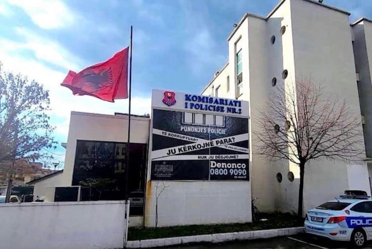 Plagosje me thikë në Tiranë, shpallet në kërkim autori