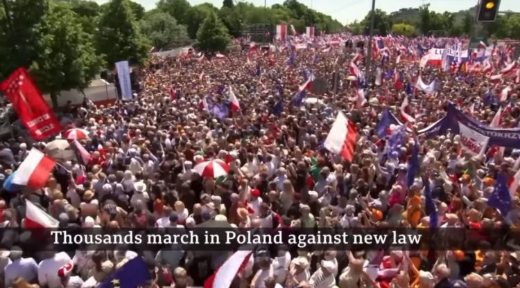 Protestat në Poloni, Berisha: Mbi 500 mijë polakë protestojnë për votën e lirë