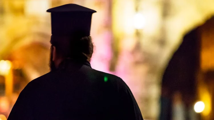 Skandal në Greqi, arrestohet prifti për ngacmim seksual ndaj një djali 12-vjeçar