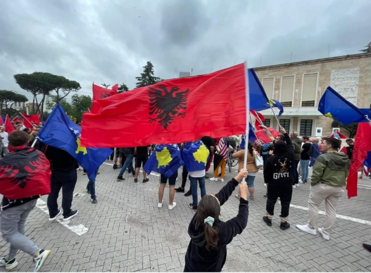 Në mbështetje të Kosovës, shqiptarët protestë në Tiranë (FOTO)