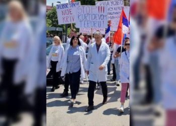 Serbët protestojnë për lirimin e të arrestuarve nga policia e Kosovës