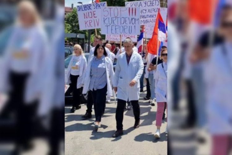 Serbët protestojnë për lirimin e të arrestuarve nga policia e Kosovës