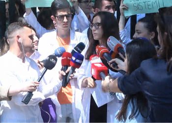 Studentët e mjekësisë në protestë: Përmirësoni kushtet që të rrinë mjekët…