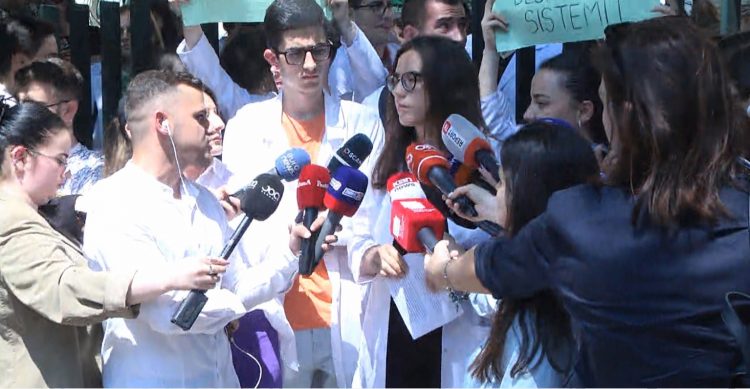 Studentët e mjekësisë në protestë: Përmirësoni kushtet që të rrinë mjekët…