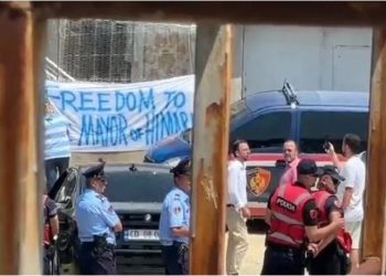 “Liri për kryebashkiakun e Himarës”, mbështetësit e Belerit protestojnë para bashkisë