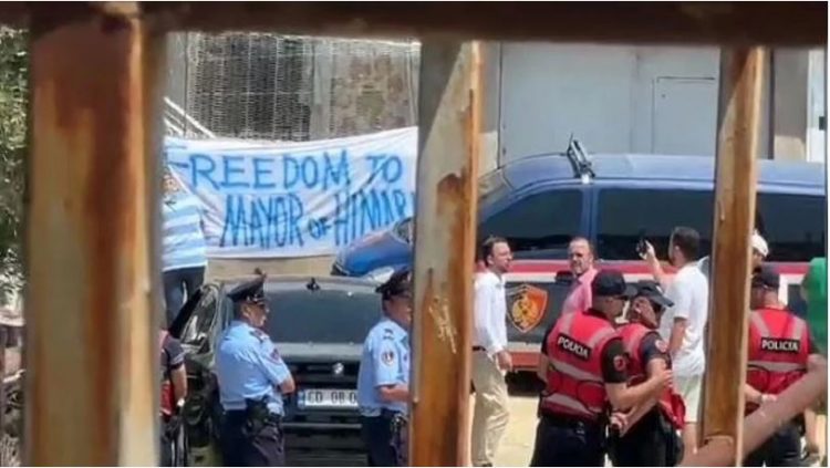 “Liri për kryebashkiakun e Himarës”, mbështetësit e Belerit protestojnë para bashkisë