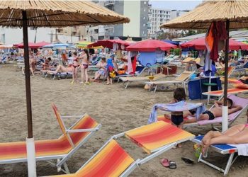 Shiu nuk i ndal pushuesit, shijojnë plazhin në mot të freskët në Durrës