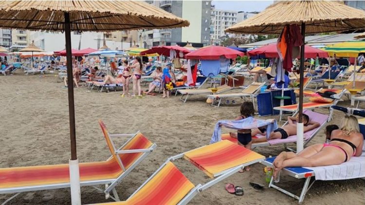 Shiu nuk i ndal pushuesit, shijojnë plazhin në mot të freskët në Durrës