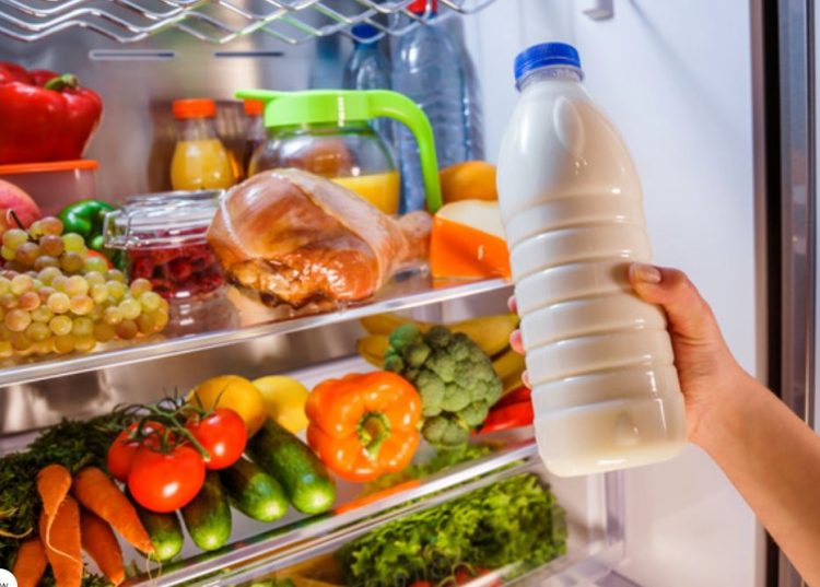 Ja vendi i duhur për të ruajtur qumështin në frigorifer