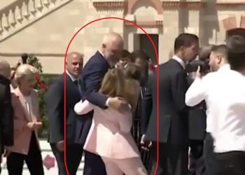 Povera Meloni, poveri noi (E shkreta Meloni, të shkretët ne)