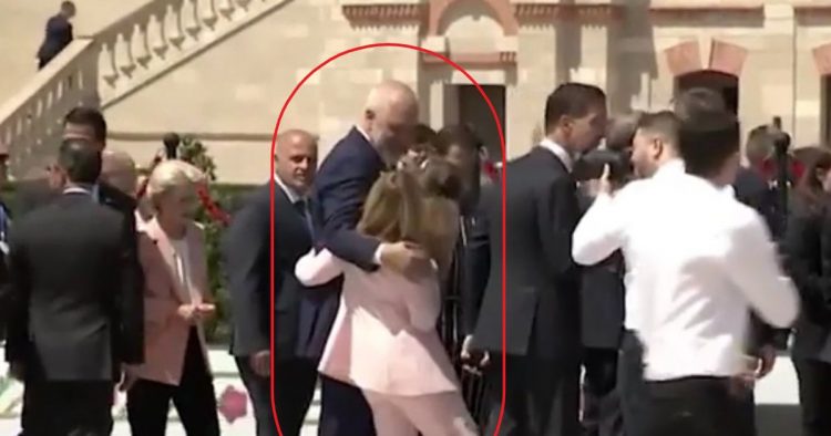 Povera Meloni, poveri noi (E shkreta Meloni, të shkretët ne)