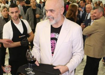 FOTO/ 32-vjetori i PS, Rama shfaqet edhe me tabaka. Momentet pikante