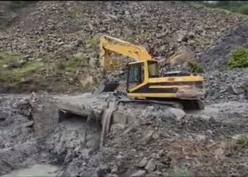 Rrëshqitja e dheut rrezikon të shembë urën në Korçë