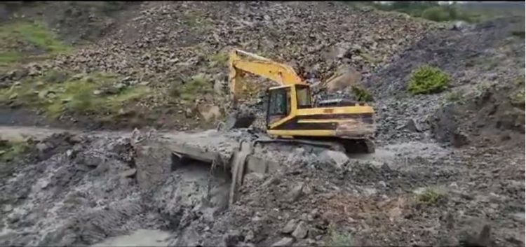 Rrëshqitja e dheut rrezikon të shembë urën në Korçë