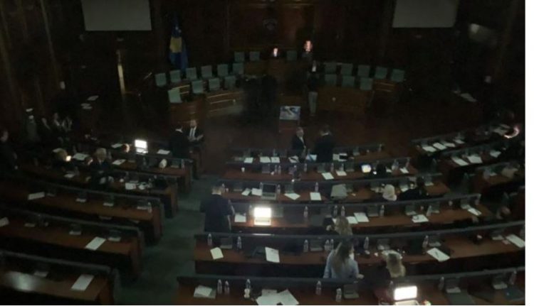 Bie rrufeja në Kuvendin e Kosovës