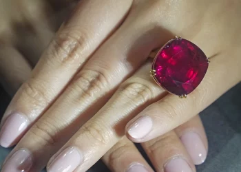 Rubini më i madh i shitur ndonjëherë në ankand shitet për 34.8 milionë dollarë