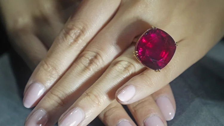 Rubini më i madh i shitur ndonjëherë në ankand shitet për 34.8 milionë dollarë