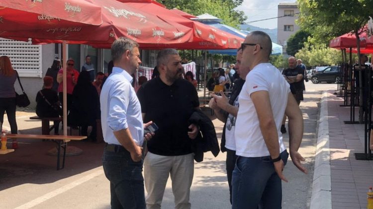 Ardhja e opozitarëve serbë në Zveçan krijon tensione mes protestuesve